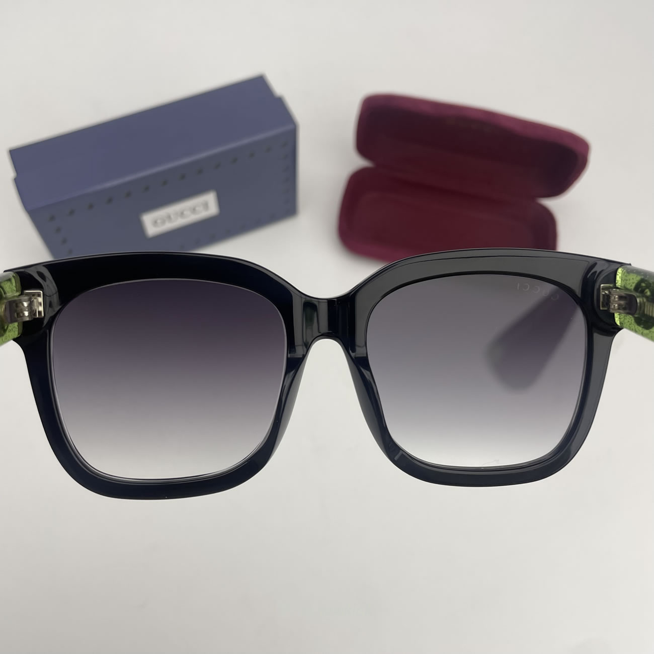 Gucci Glittered Oversized Rectangular Universal Fit Sunglasses Black Green Red (4) - newkick.vip